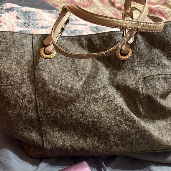 Micheal Kors purse - Picture 1 of 5